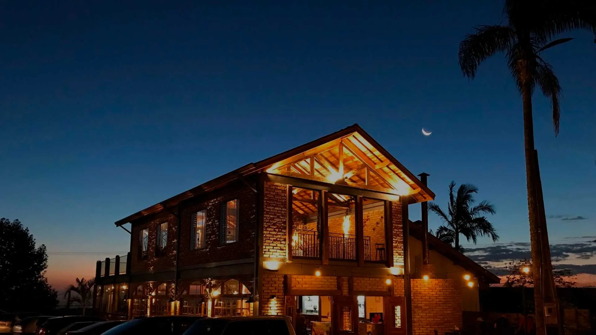 Pizzaria Duana iluminada à noite com ambiente acolhedor